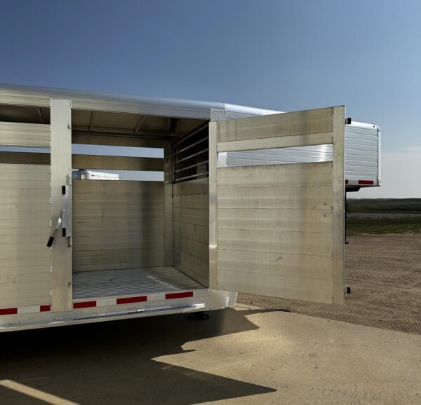 New 2024 Hillsboro 24′ Livestock Trailer – Three Compartments - Image 9