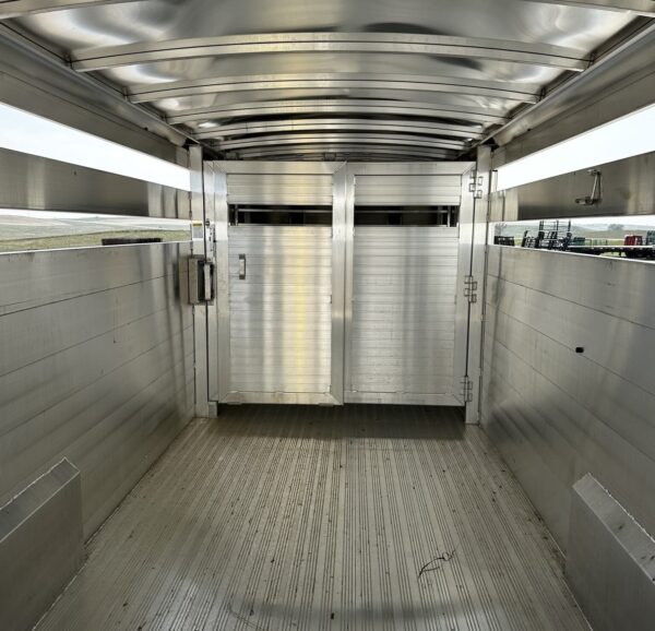 New 2024 Hillsboro 24′ Livestock Trailer – Three Compartments - Image 6