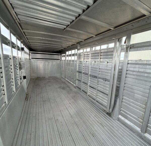 Used 2007 Featherlite 20′ Livestock Trailer – Two Compartments - Image 8
