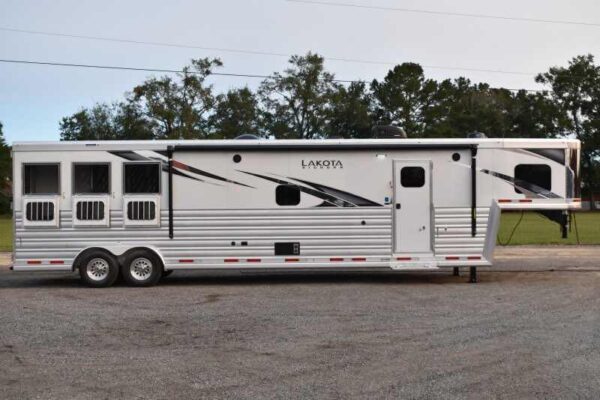 2021 Lakota BIGHORN 8316SRGLQ 3 Horse Trailer with 16′ Short Wall - Image 3