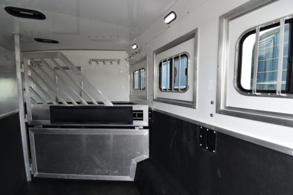2018 Lakota Bighorn 3 Horse Living Quarters - Image 9