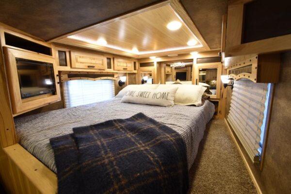 2018 Lakota Bighorn 3 Horse Living Quarters - Image 10