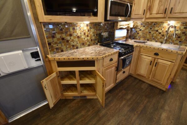 2018 Lakota Bighorn 3 Horse Living Quarters - Image 19